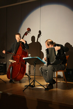 Leroi und Herzer auf der Bühne